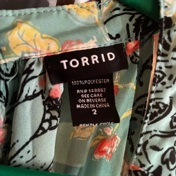 Torrid sleeveless tank with floral patter - Picture 3 of 3